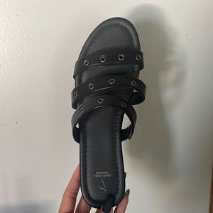 Simply Vera Vera Wang Black Grommet Sandals Size 8